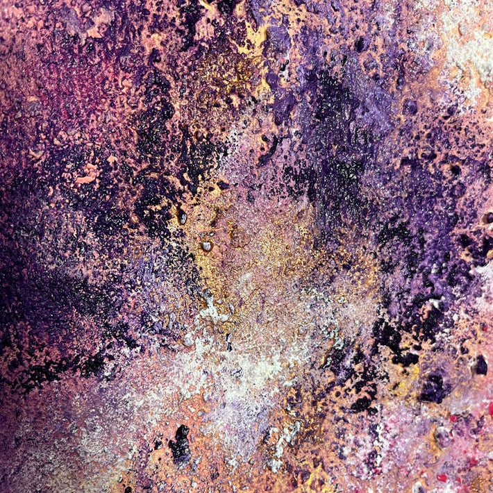 Detailaufnahme der Reliefstruktur in Violett, Rosa und Gelb – abstraktes Gemälde „Stay until Sunset“ von Sabine Runge, 60 × 50 cm, Ansicht 3