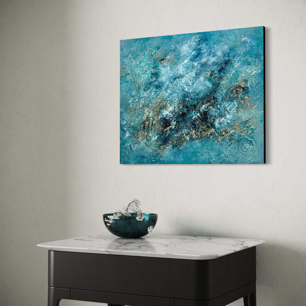 Modernes abstraktes Kunstwerk Deep Ocean Gold als exklusive Wanddekoration über einem Sideboard im stilvoll eingerichteten Wohnzimmer.